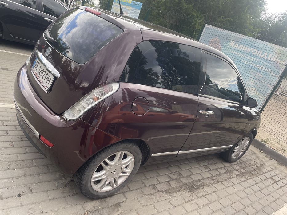 Lancia ypcilon женская машина