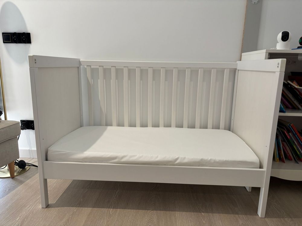 Łóżeczko niemowlęce IKEA Sundvik z materacem, stan idealny, białe