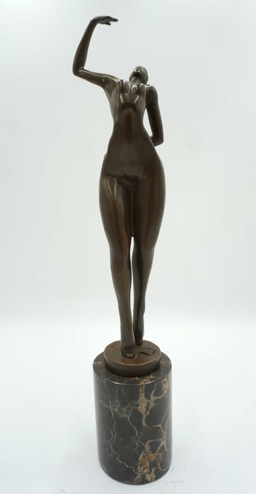 FIGURA Z BRĄZU AKT naga zmysłowa kobieta z ręką do góry
