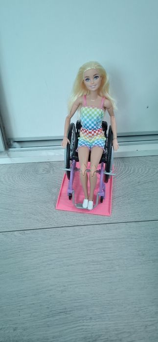 Sprzedam lalkę barbie z wózkiem inwalidzkim
