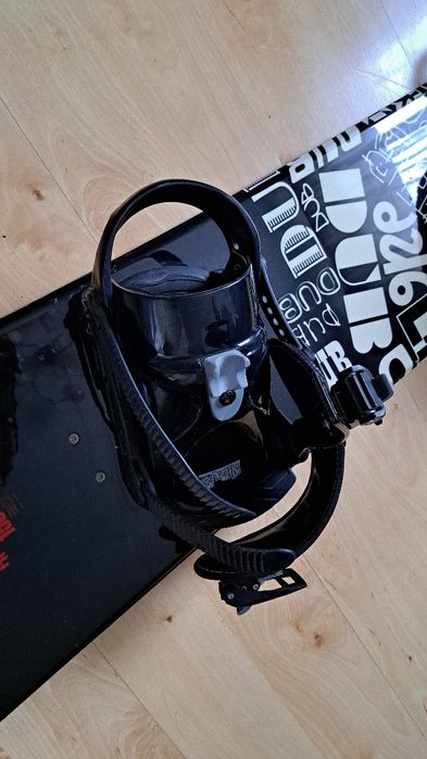 Sprzedam deskę snowboardową w komplecie z butami, kaskiem i goglami.