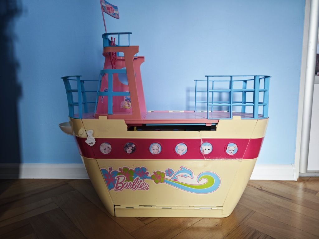 Statek Barbie Mattel zjeżdżalnie basen.