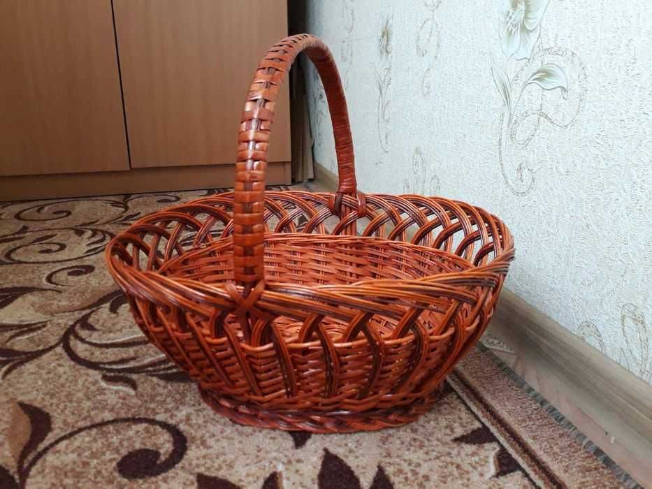 Продається гарна плетена пасхальна корзина з лози