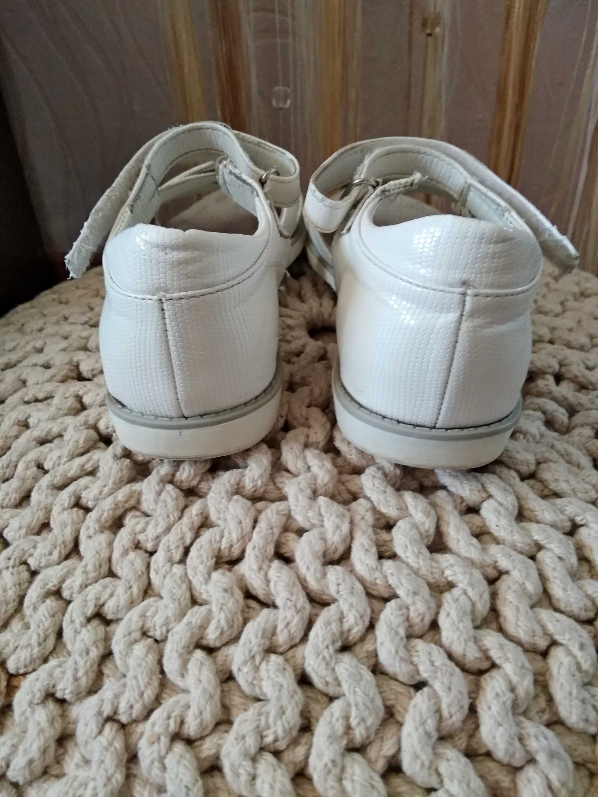 Білі босоніжки сандалі