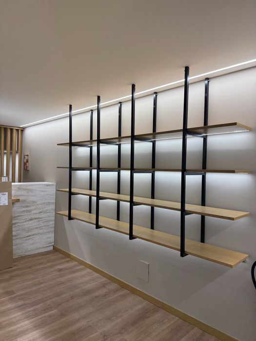 Vendo estante suspensa com prateleiras