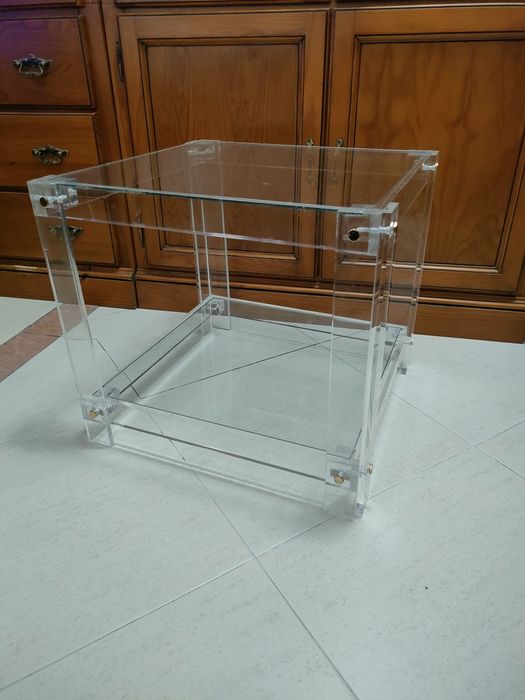 Mesa de centro em vidro e acrílico