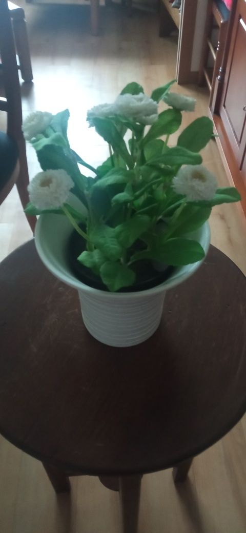 Vaso com flores artificiais