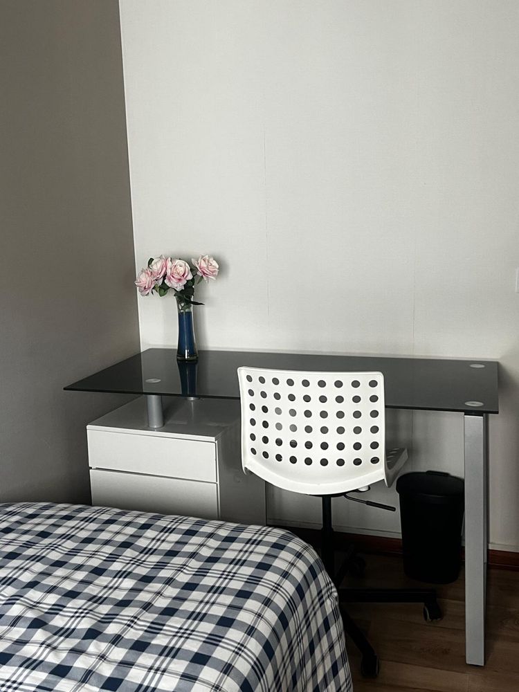 Alugo quarto  a Menina o Sra