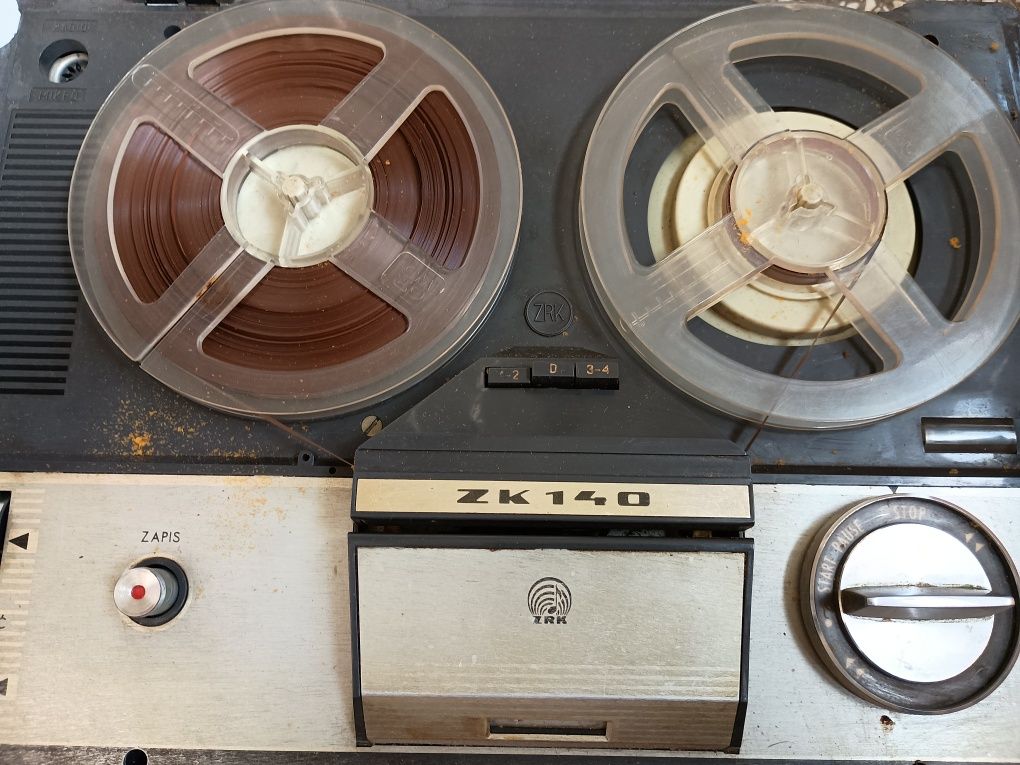 Grundig ZK 140 z mikrofonem i taśmami