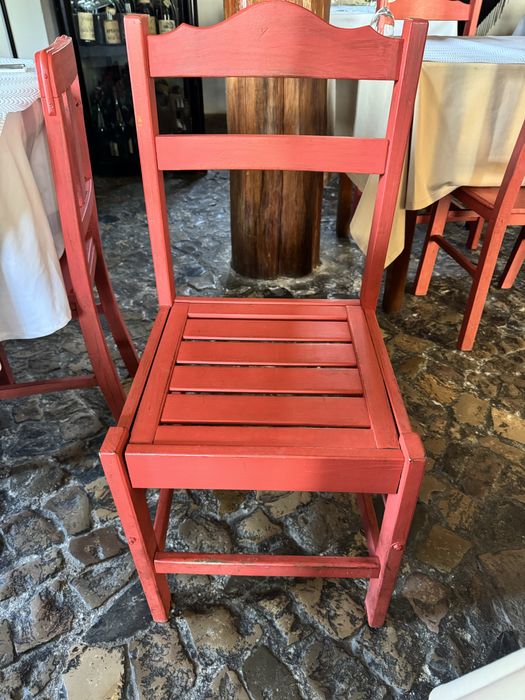 Cadeiras rusticas em madeira