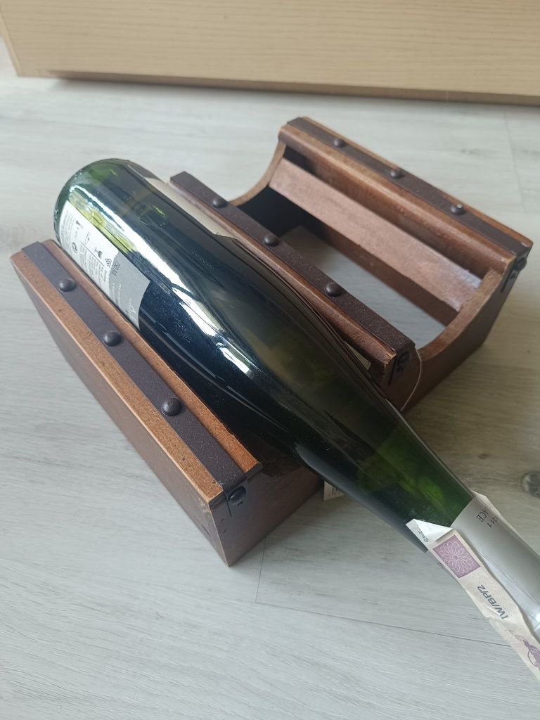 Stojak nablatowy na wino