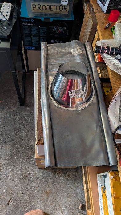 Boca de fumos em zinco. Chapa moldável. Telhado.