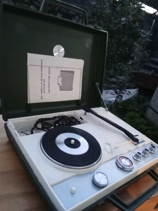 Gramofone Portátil e Discos Usados Antigo Coleção