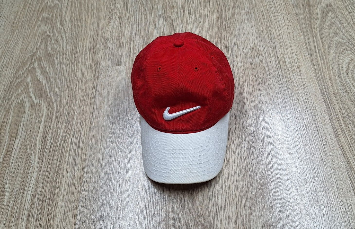 Nike czapka z daszkiem kibica biało- czerwona 47- 54cm obwód