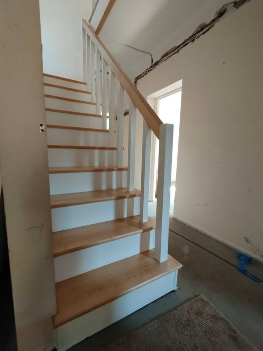 Renowacje odnawianie schodów oraz drzwi drewnianych
