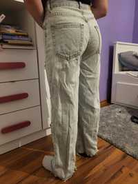 Spodnie jeans z dziurami Bershka