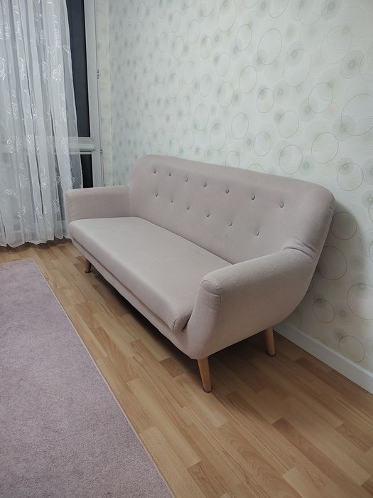 Sofa 3osobowa na wysokich nóżkach