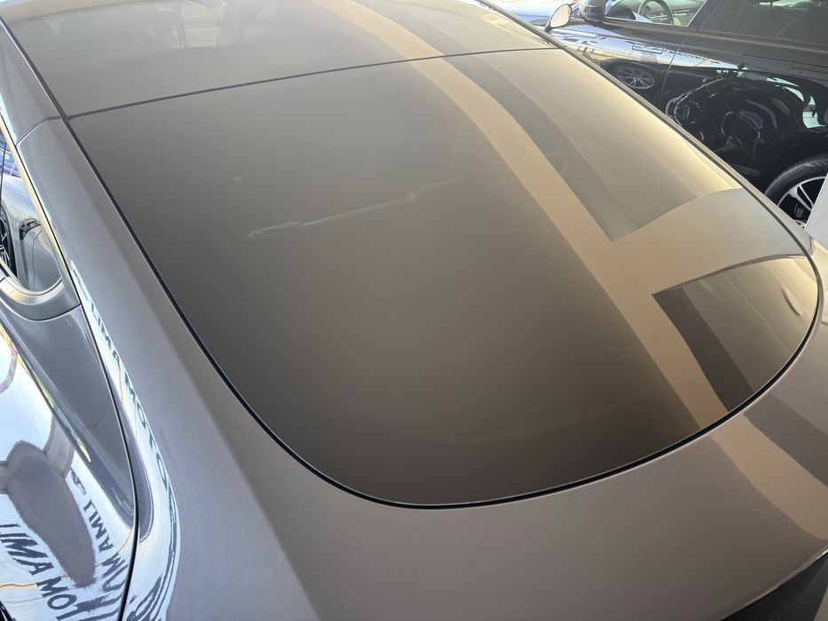 Vidro da tampa da mala Tesla Model Y escurecido