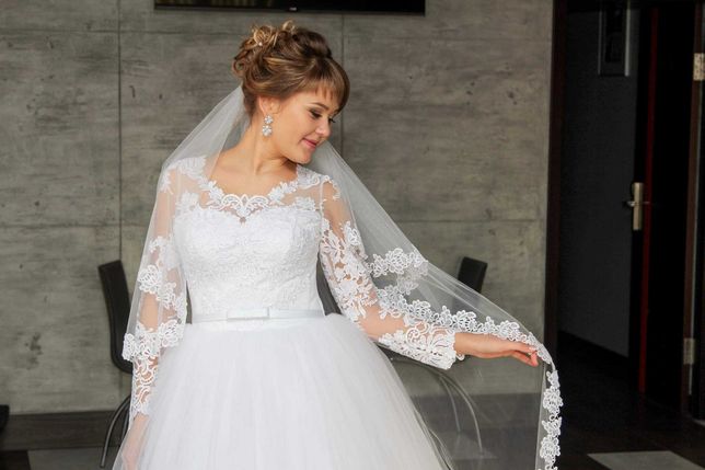 Продам весільну сукню! Розмір 44-46. Ціна 4000 грн.