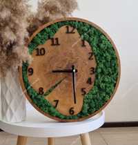 Настенные часы из стабилизированного мха со спилом дерева