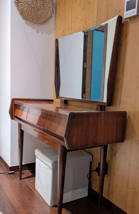 Toucador anos 50/60, madeira maciça, mogno vidrado.