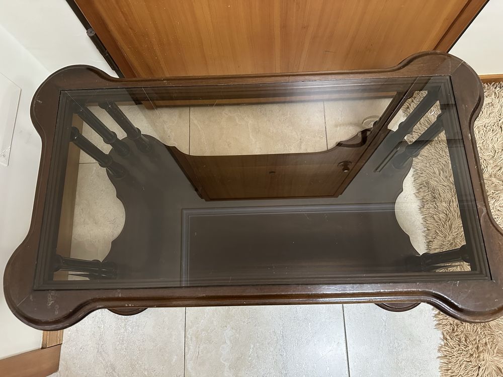 Mesa de centro com tampo de vidro