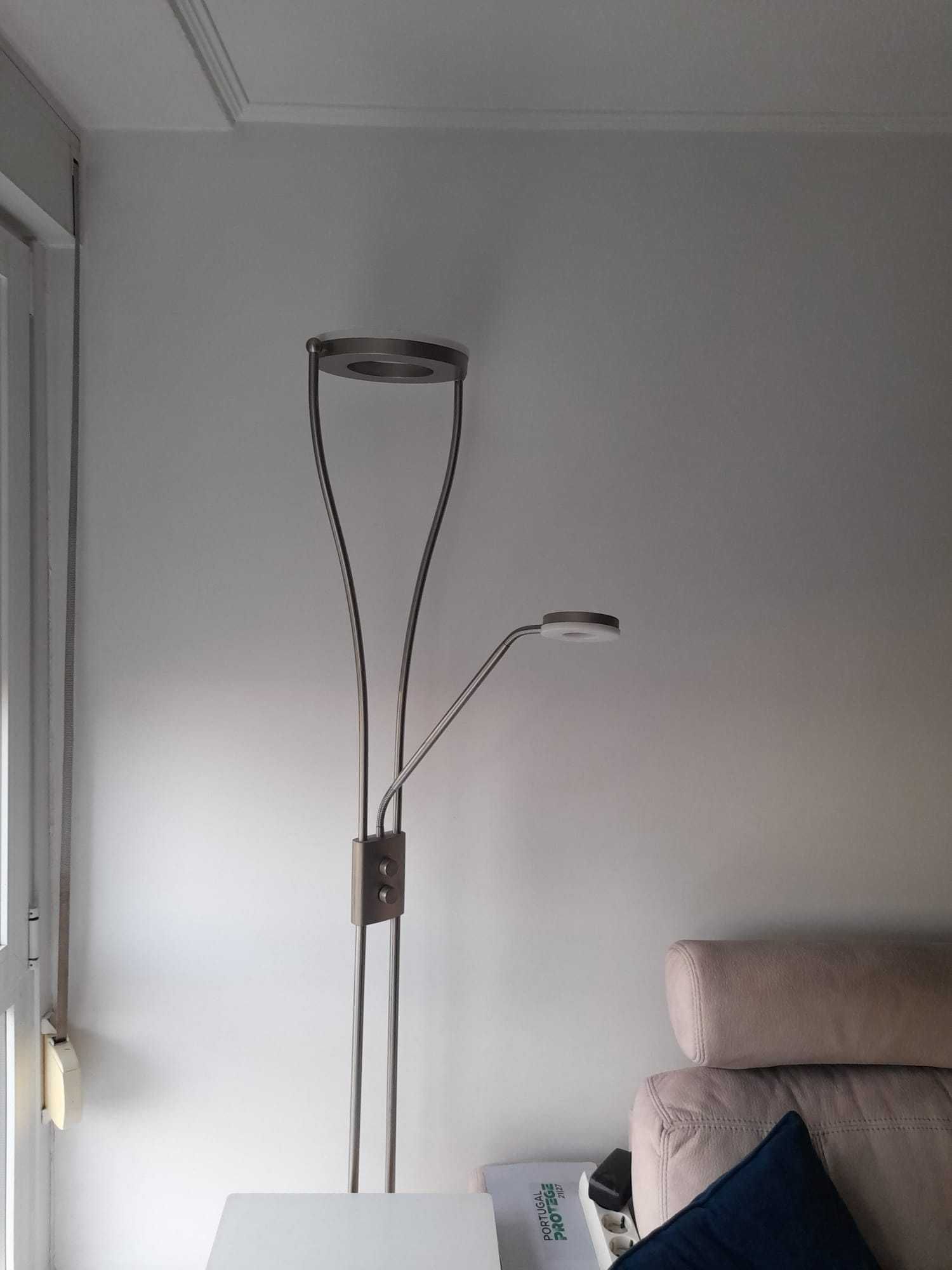 Candeeiro de pé, articulado com LED duplo