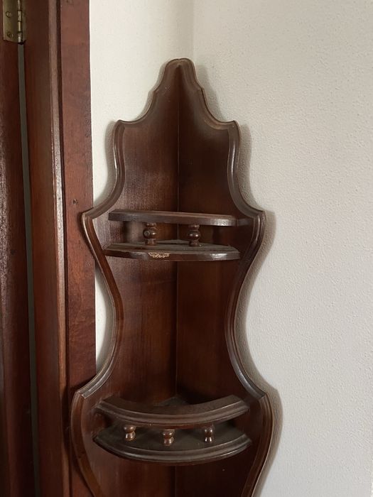 Estante de canto de madeira