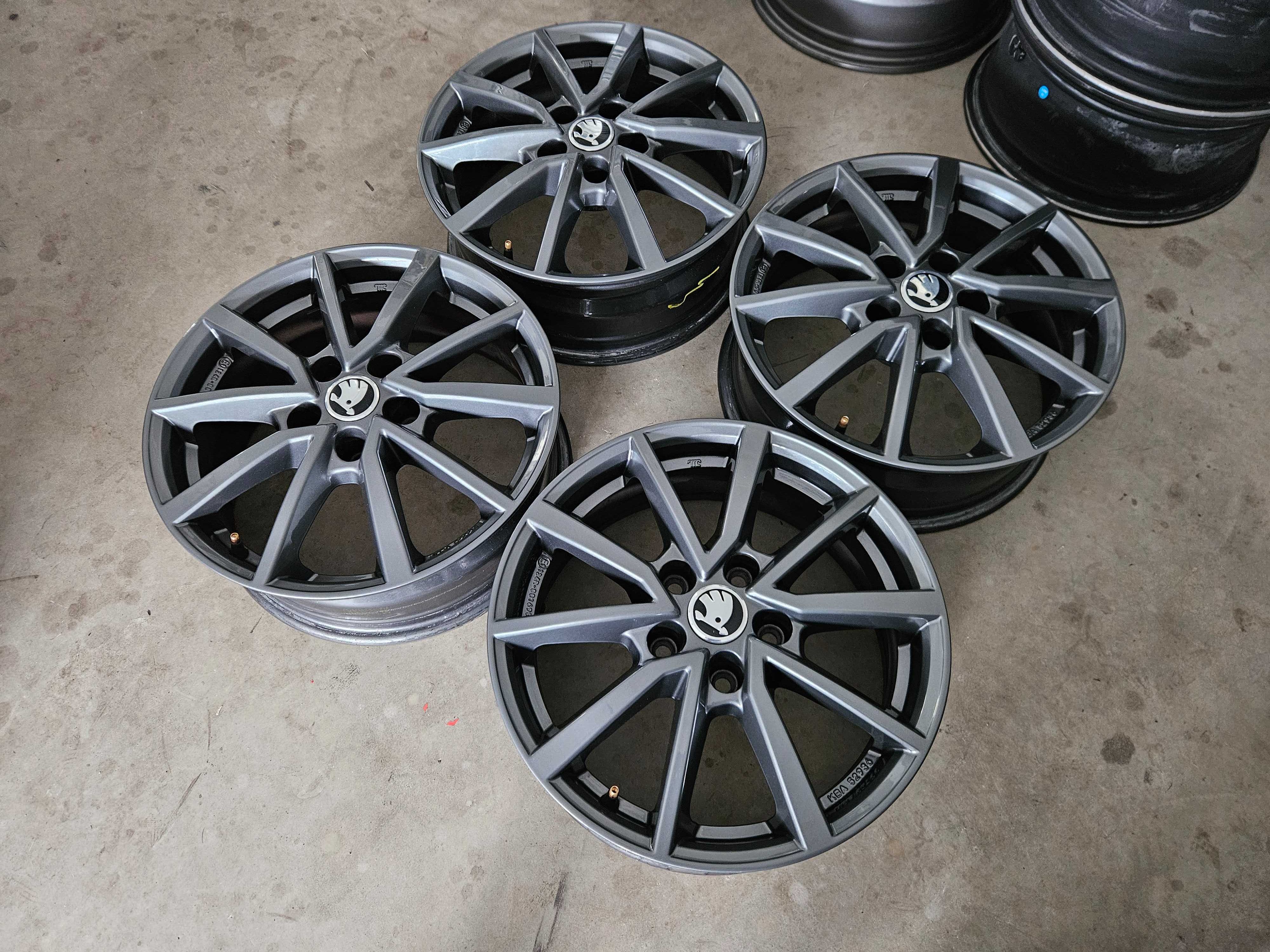 Alufelgi 16" Skoda Octavia II FL III IV VRS SuperB Karoq 5x112 Audi a3