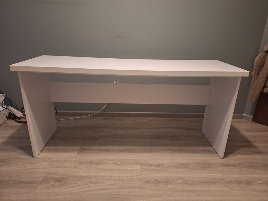 Białe biurko do pokoju