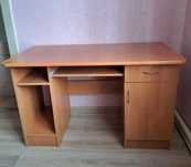 Комп'ютерний стіл