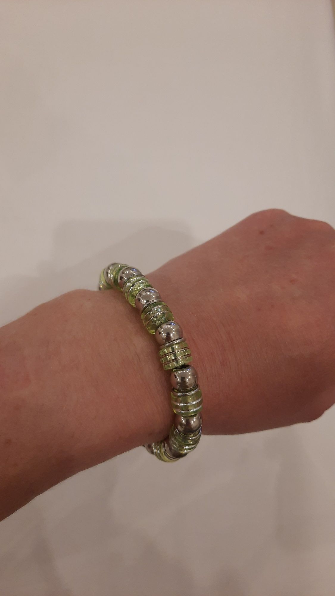 Pulseira de metal e plástico - verde e prateada