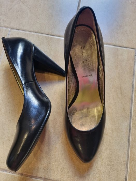 Туфлі на підборах з натуральної шкіри.