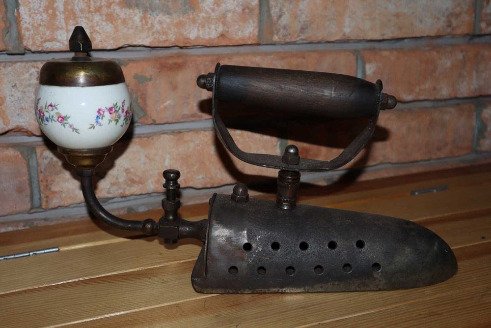 Żelazko zabytkowe XIX/XX w ze zbiornikiem porcelanowym  na spirytus