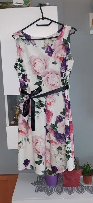 Sukienka biała w duże kwiaty