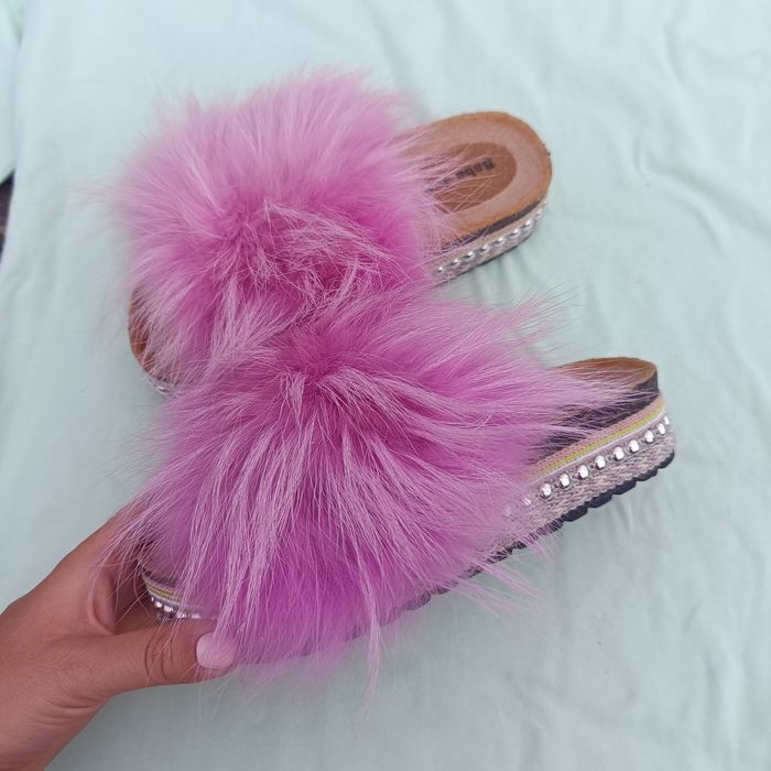 Klapki damskie obszyte naturalnym futrem jenota