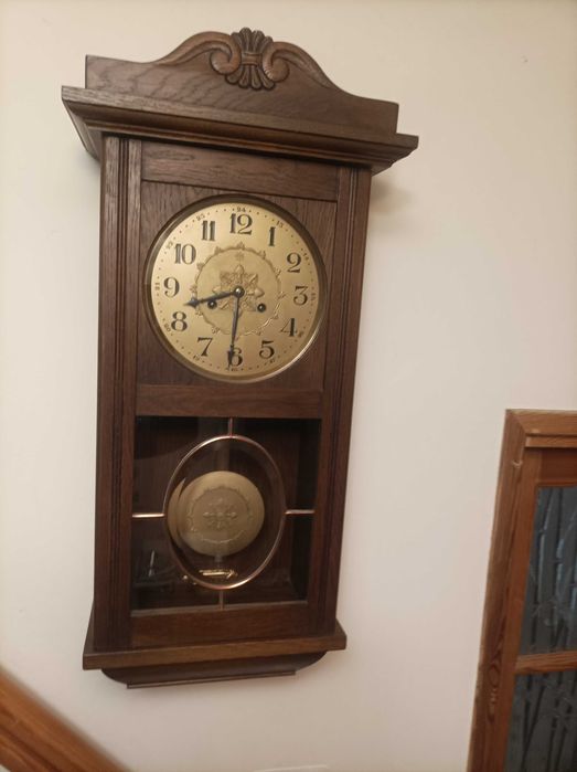 Piękny dębowy zegar marki Junghans