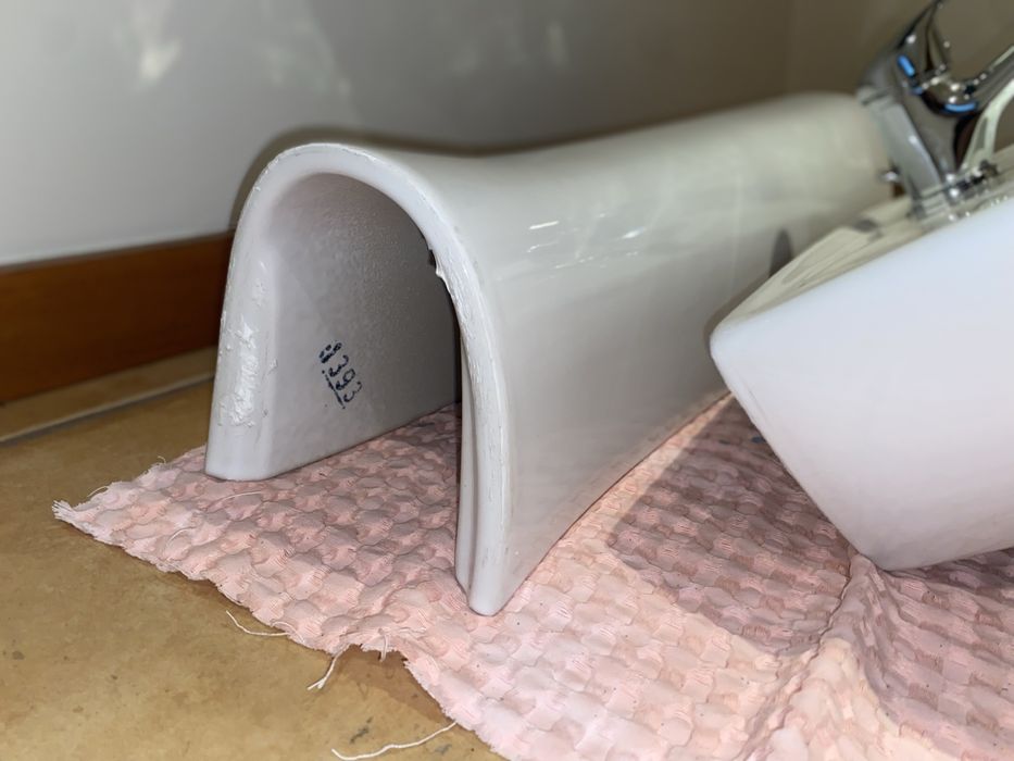 Lavatório branco marca Zoom