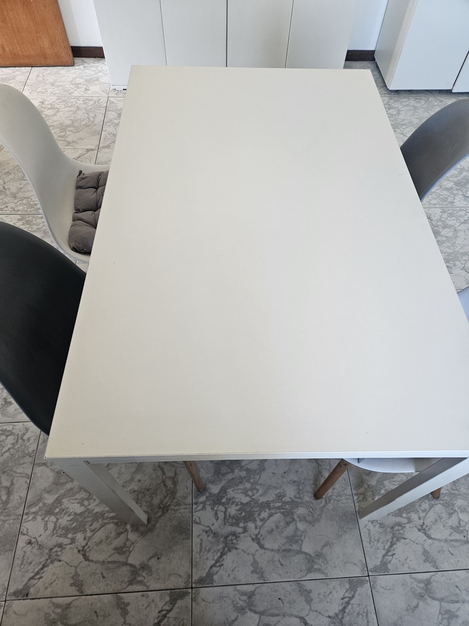 Mesa de cozinha extensível e cadeiras