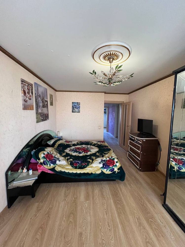 Продаю большую 2 комнатную + кухня студия Квартиру ( Центр ) Чкалова