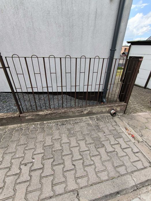 Ogrodzenie z bramą.