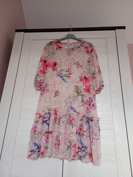 Śliczna sukienka wizytowa kwiatowy wzór pudrowy róż