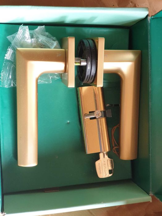 Klamka Aprile Jasmina Q slim szyld kwadratowy 7mm KG-A złoto mat