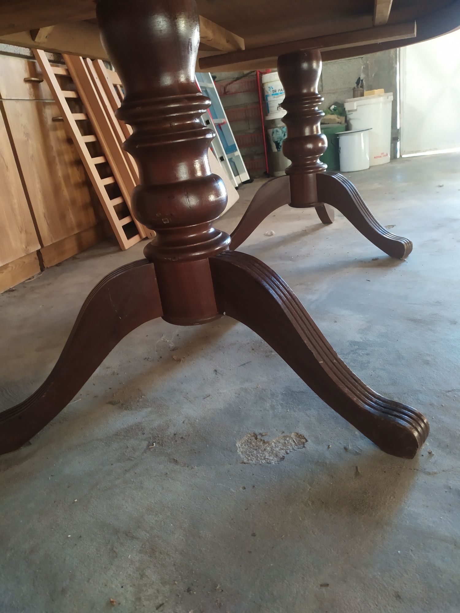 Mesa de sala de jantar e móvel bancada