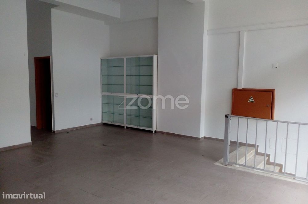 Loja com 140 m2 em 2 pisos