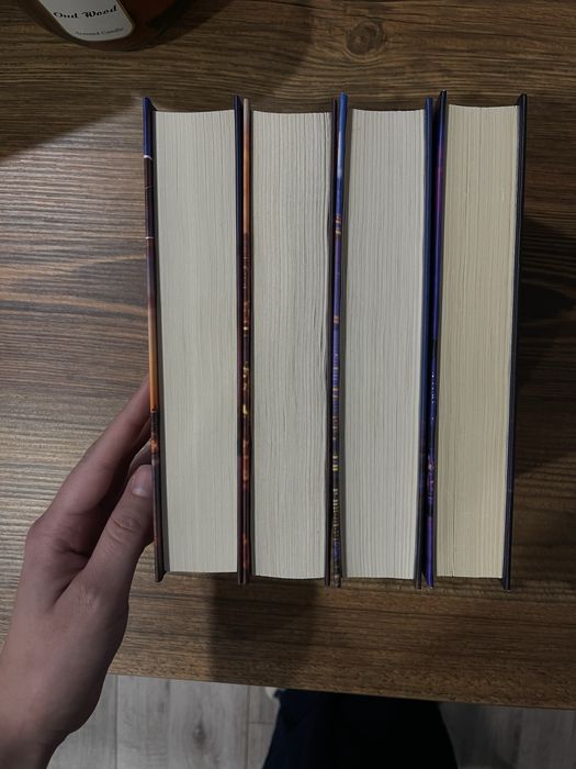 Перша книга, Вище неба, Ліз Томфорд