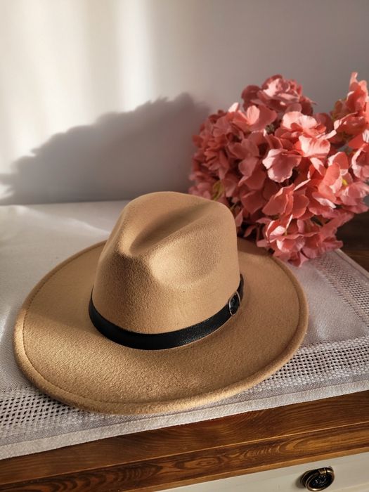 Kapelusz elegancki stylowy beżowy z paskiiem