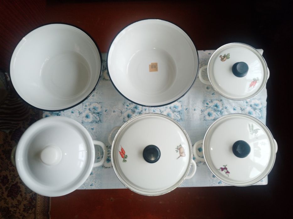 Продається посуд емальований,  каструлі та миски виробництва СРСР.