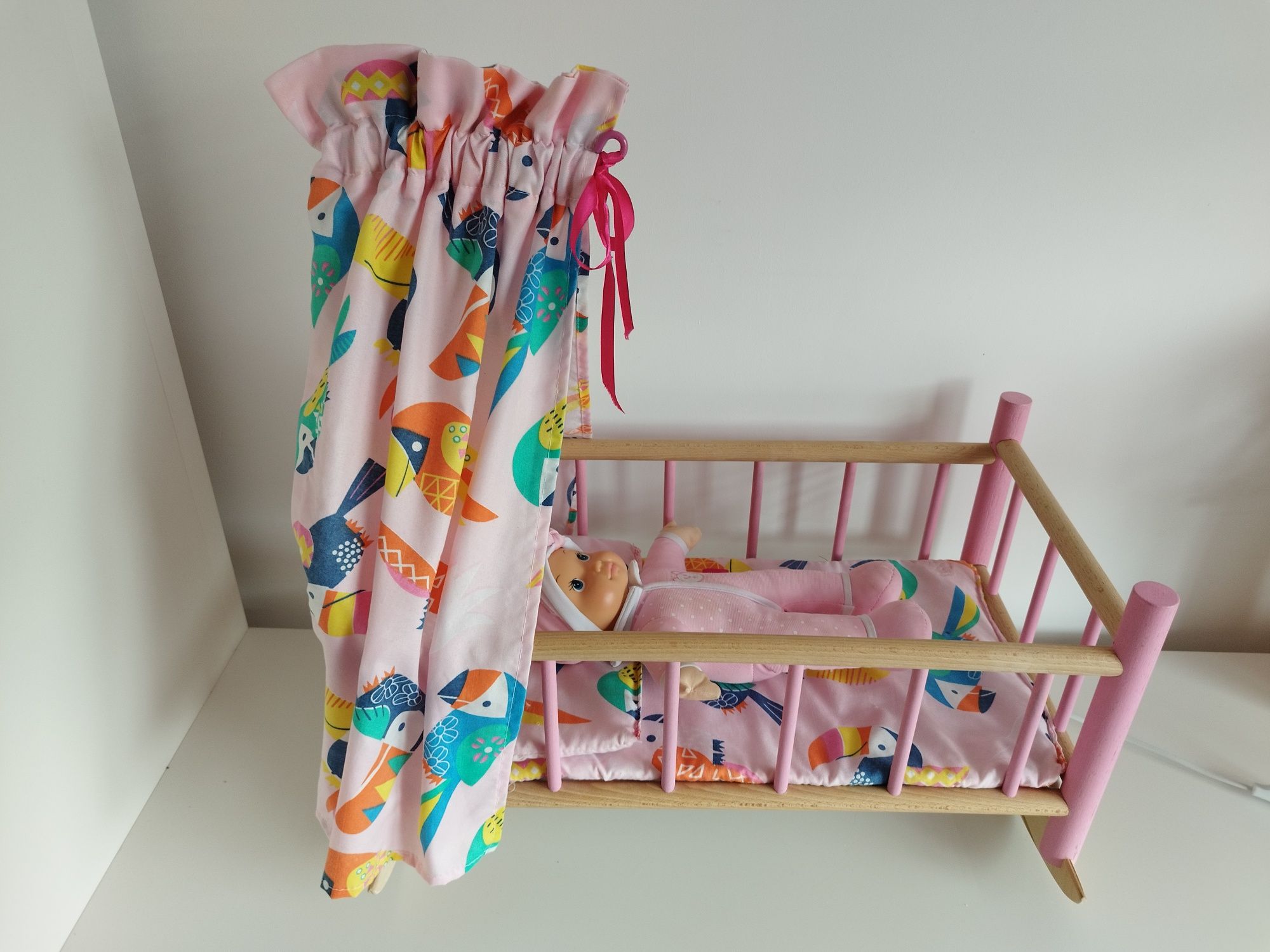 Łóżeczko drewniane i lalka Baby Born