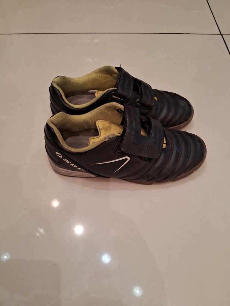 Детская обувь для футбола.